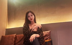 美女扒开尿口让男生添动态图